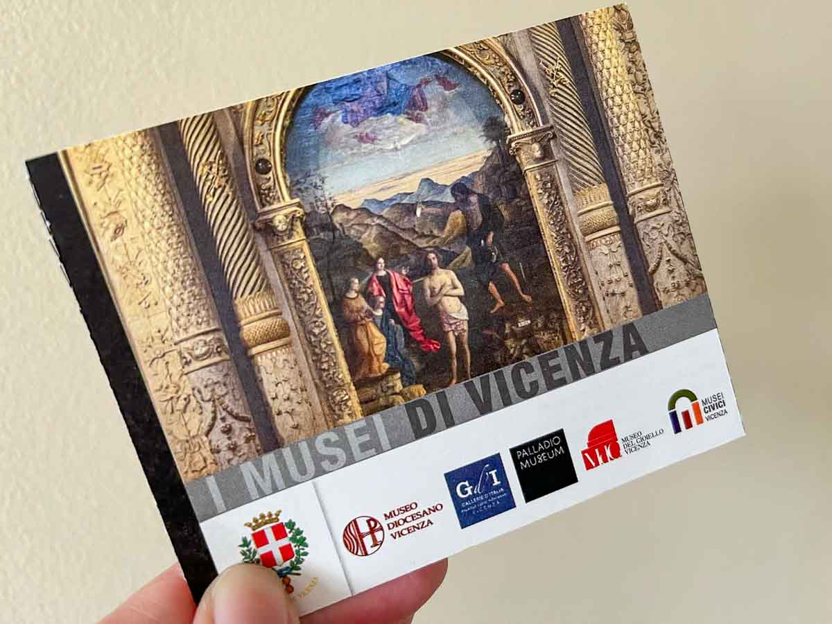 person holing a vicenza museum card