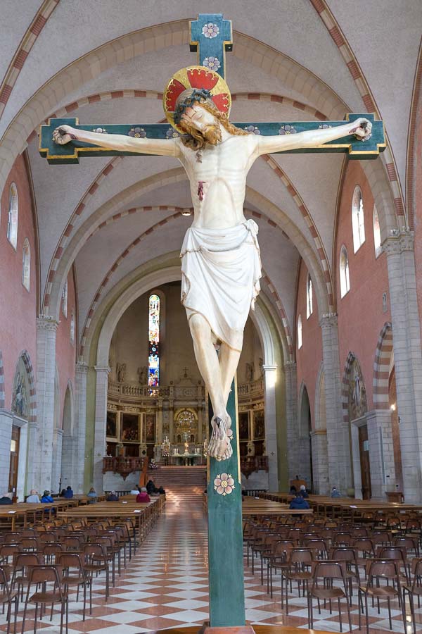 giant crucifix at the head of the nave of the duomo of vicenza