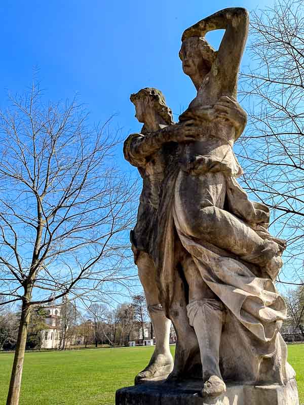 classical statue of 2 intertwined figures in parco querini in vicenza